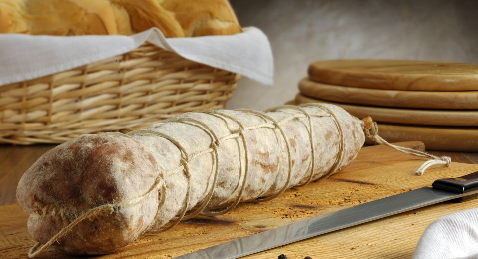 Aus bestem Schweinefleisch hergestellt, überzeugt Salame Felino mit mildem Aroma und tiefroter Farbe
