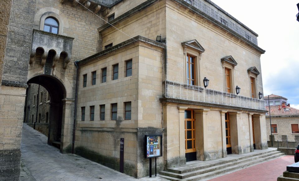 Das Teatro Titano: Historisches Theater von 1750 in San Marino, restauriert 1941, bis heute Bühne für Kultur und Musik.