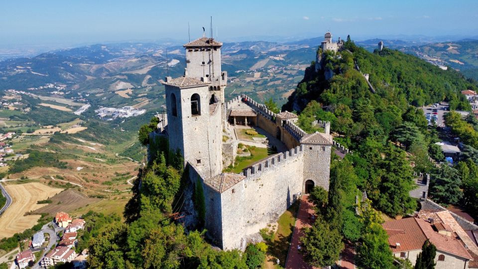 Die drei Türme von San Marino: Mittelalterliche Wahrzeichen auf dem Monte Titano, verbunden durch einen Panoramaweg.