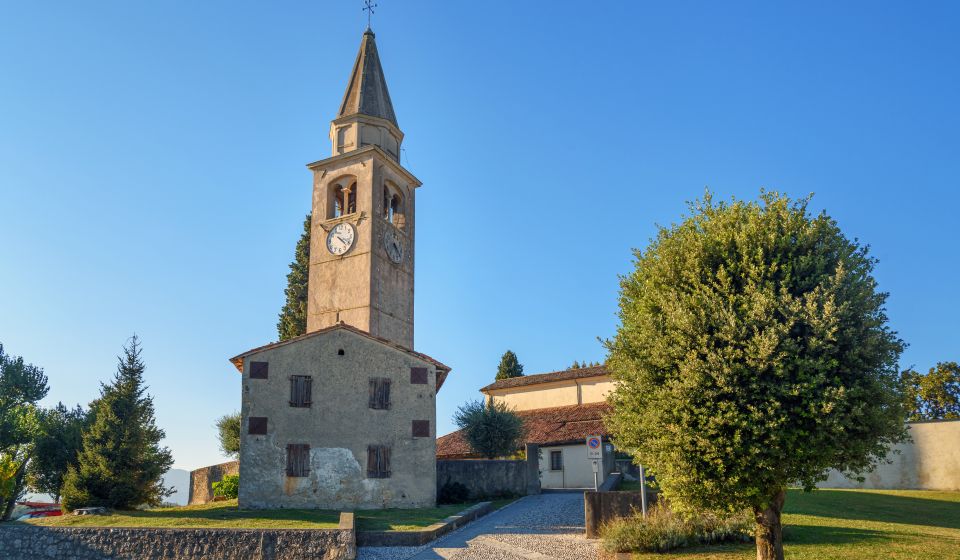 Die Kirche San Pietro di Feletto begeistert mit romanischer Architektur, mittelalterlichen Fresken und spiritueller Atmosphäre.