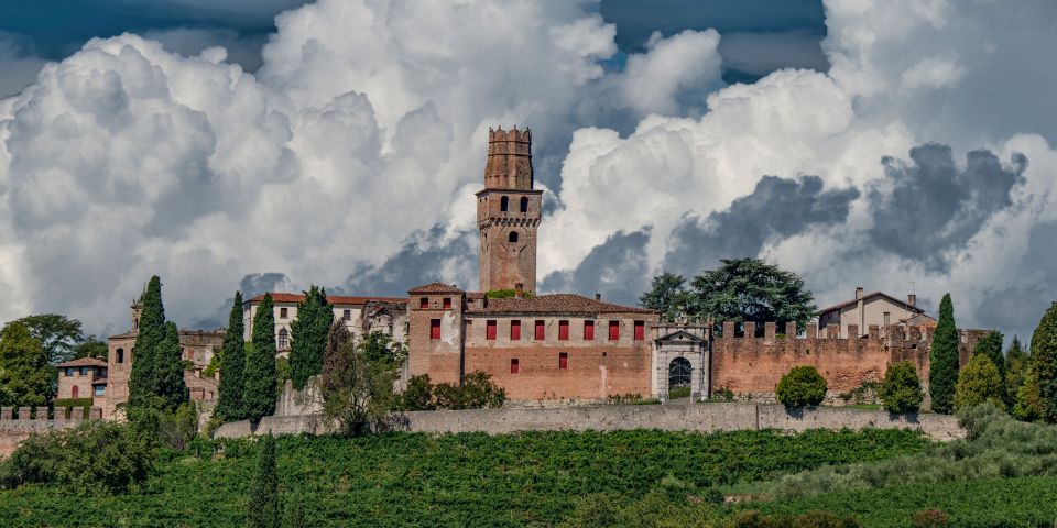 Das Castello di San Salvatore in Susegana thront majestätisch über den Prosecco-Hügeln und vereint Machtgeschichte mit Kultur.
