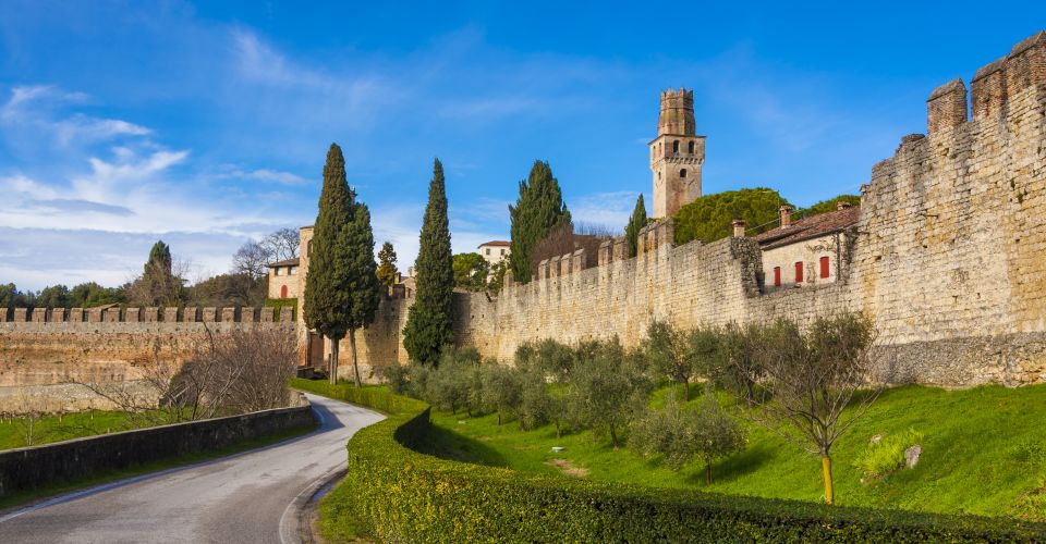 Das Castello di San Salvatore erzählt von Rittertum, Adel und Kunst und prägt bis heute die Identität Suseganas.