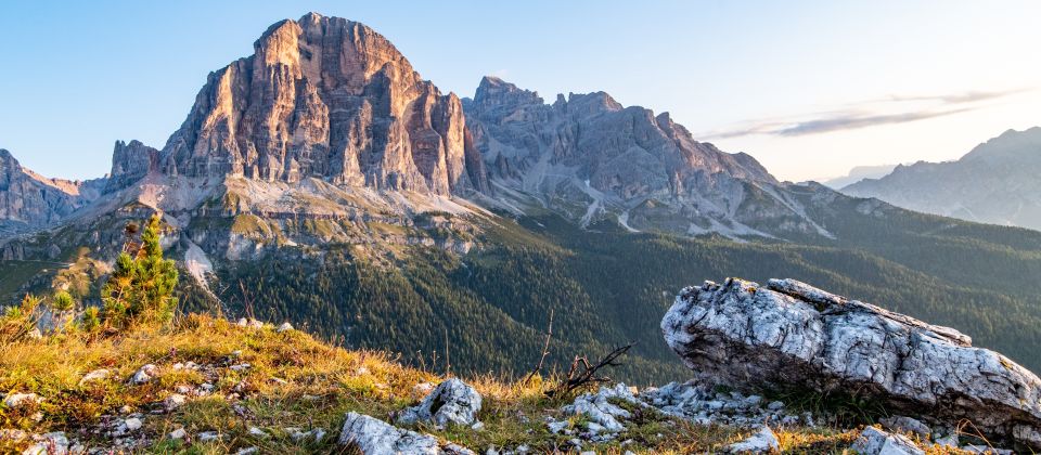 Die Tofana in Cortina d’Ampezzo erhebt sich majestätisch über dem Ampezzo-Tal und gilt als Wahrzeichen der Dolomiten.