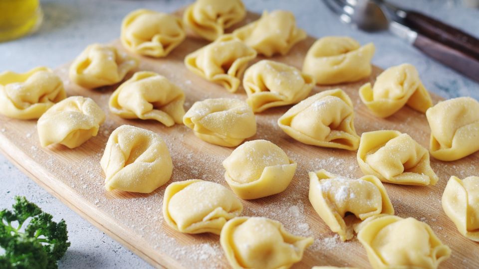 Die typische Form der Tortellini erinnert an einen kleinen Ring, der traditionell dem Bauchnabel der Venus gleicht.