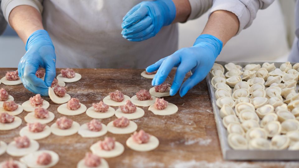 Die Füllung der Tortellini besteht traditionell aus Mortadella, Prosciutto, Schweinefleisch und Parmigiano