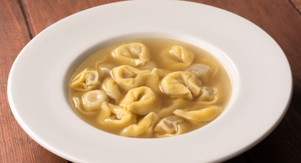 Tortellini in brodo sind kleine gefüllte Teigringe, die klassisch in kräftiger Brühe serviert werden