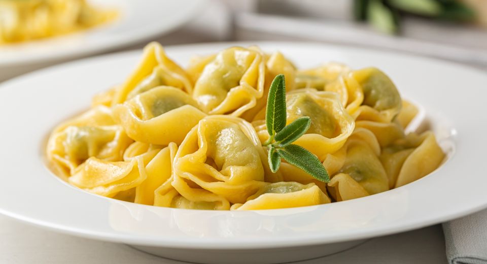 Tortelloni: Größere Variante, meist mit Ricotta und Spinat gefüllt, serviert mit Butter und frischem Salbei.