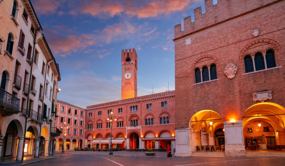 Das historische Stadtzentrum mit einem alten Platz im warmen Licht des Sonnenaufgangs.