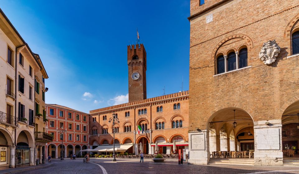 Das harmonische Zusammenspiel venezianischer Baukunst rund um den Platz verleiht der Piazza ihren einzigartigen Charakter.