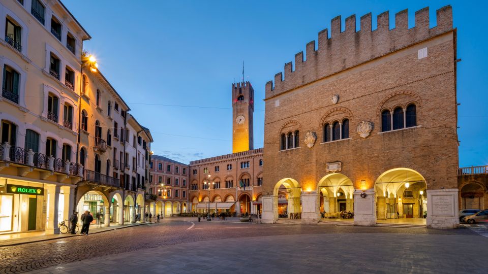 Die Piazza entfaltet ihren besonderen Reiz durch das Wechselspiel aus offenen Laubengängen, Ziegelfassaden und filigranen Details.
