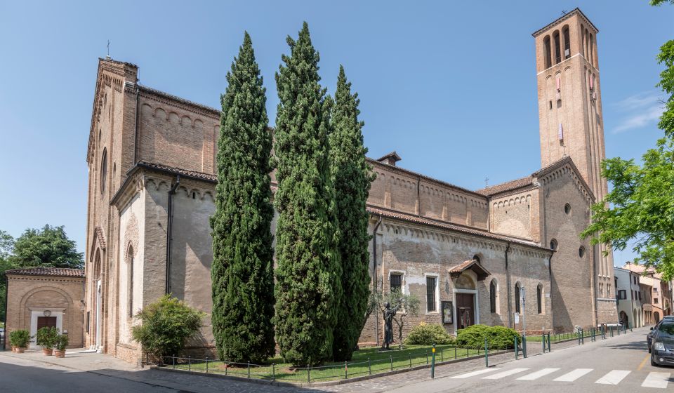 Die Chiesa San Francesco in Treviso beeindruckt außen mit schlichter Backsteinfassade, gotischen Bögen und stiller, kraftvoller Eleganz.