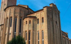 Die Fassade der Chiesa San Nicolò in Treviso wirkt mächtig und schlicht, geprägt von Backstein, gotischen Bögen und klarer Harmonie.