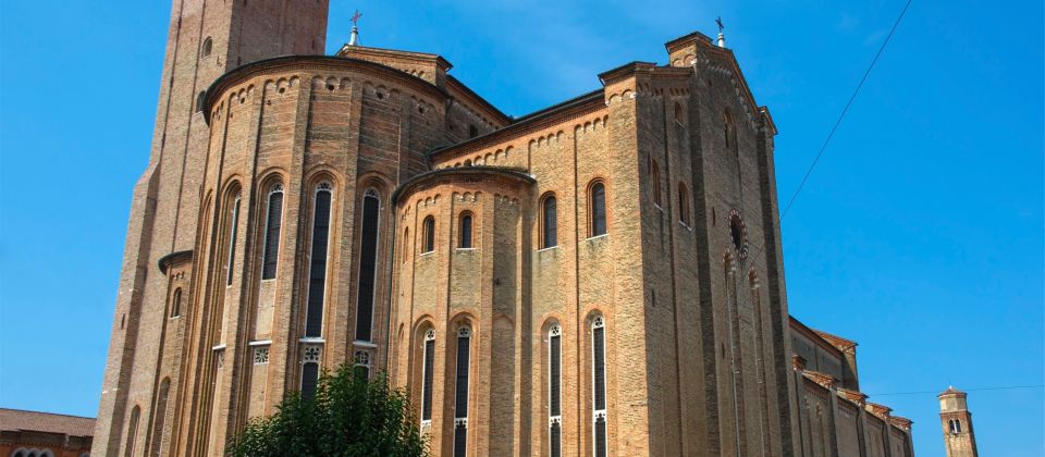 Die Fassade der Chiesa San Nicolò in Treviso wirkt mächtig und schlicht, geprägt von Backstein, gotischen Bögen und klarer Harmonie.