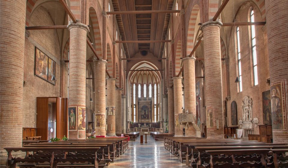 Im Inneren der Chiesa San Nicolò in Treviso beeindrucken gotische Fresken, hohe Gewölbe und ein Gefühl erhabener Stille.