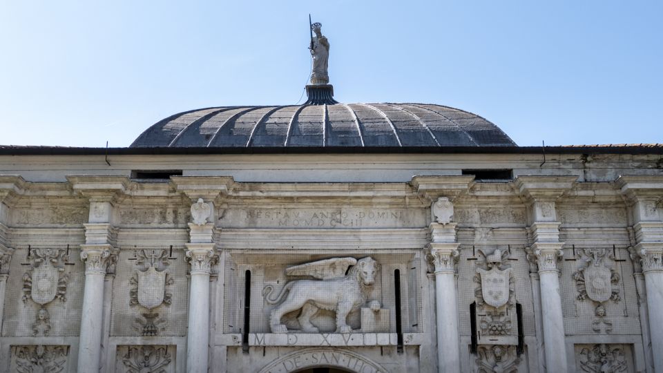 Die Säule und Verzierungen von Porta San Tomaso.