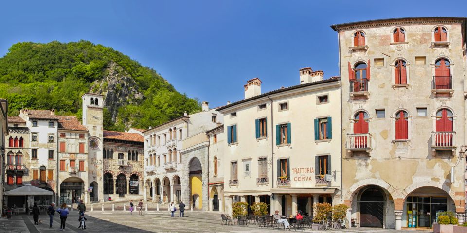 Die Piazza Flaminio in Vittorio Veneto ist ein eleganter Platz mit Palazzi der Renaissance und barocker Loggia.