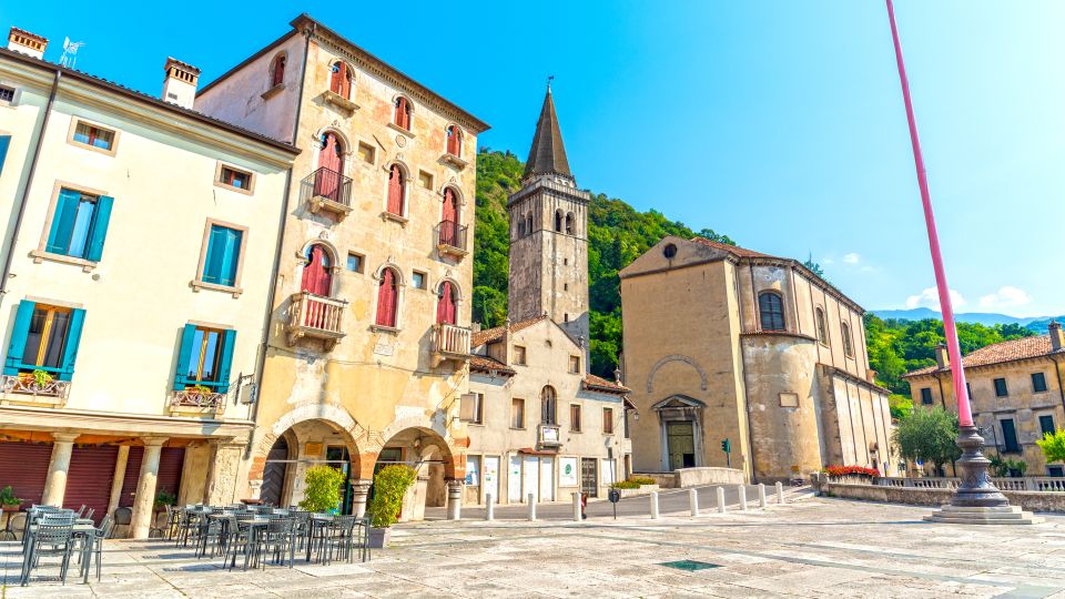 Historischer Hauptplatz von Serravalle mit farbigen Palazzi und Arkaden.