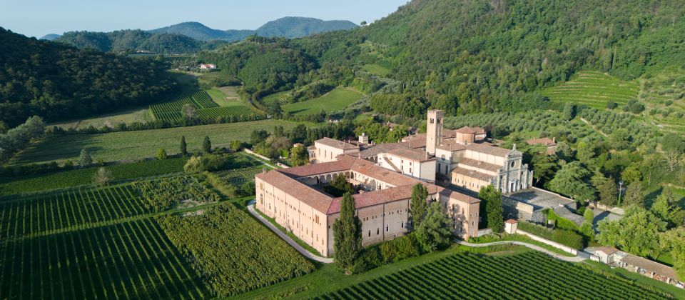In den grünen Hügeln der Colli Euganei erhebt sich die Abbazia di Praglia als stilles Zeugnis von Glauben, Kunst und Wissen.
