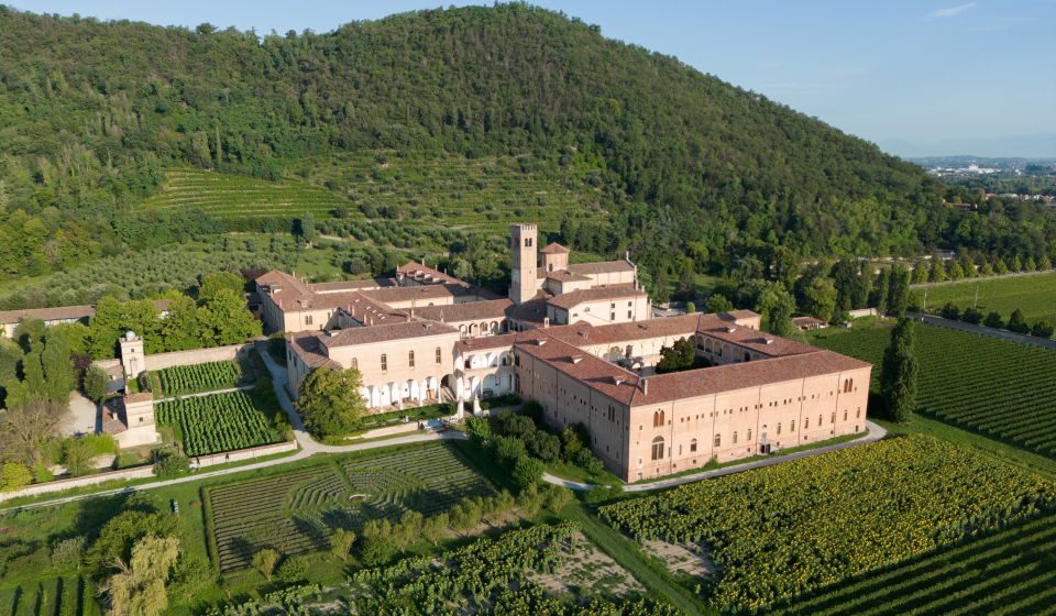 Die Abbazia di Praglia liegt bei Abano Terme inmitten der Colli Euganei, umgeben von Weinbergen, Olivenhainen und Wäldern.