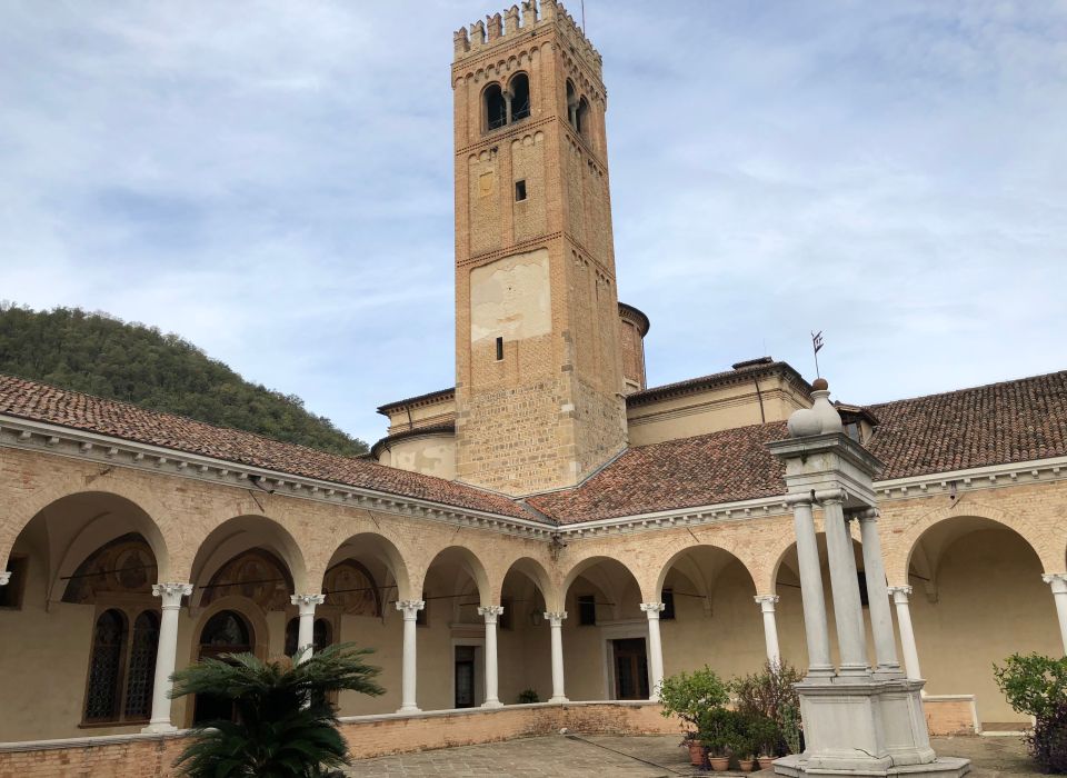 Die vier Kreuzgänge der Abbazia di Praglia verbinden Natur, Stille und Spiritualität zu einem harmonischen architektonischen Ganzen.