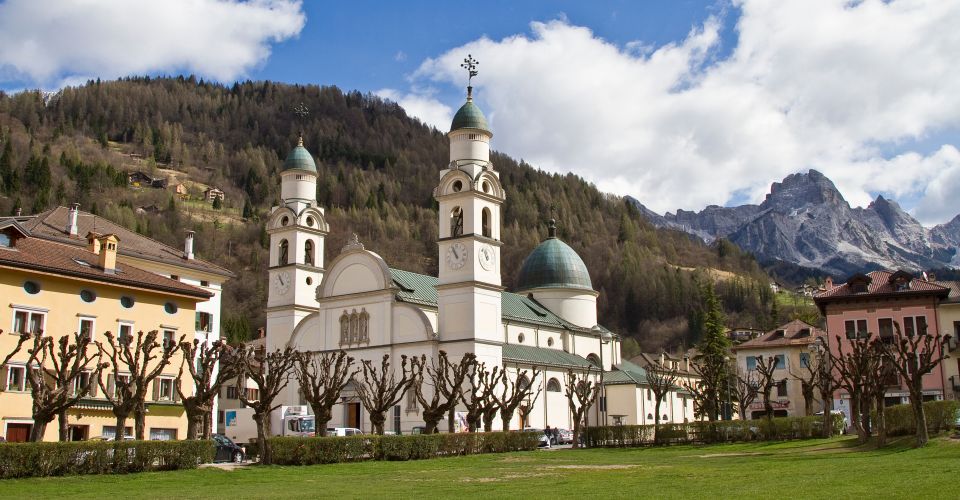 Die Chiesa Arcidiaconale di Santa Maria Nascente an der Piazza della Libertá beeindruckt mit barocker Fassade, Fresken und Alpenkulisse.