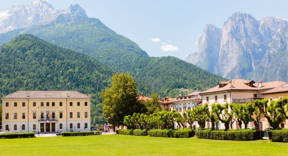 Das Rathaus von Agordo erhebt sich vor beeindruckender Gebirgskulisse – ein Symbol alpiner Geschichte und Schönheit.