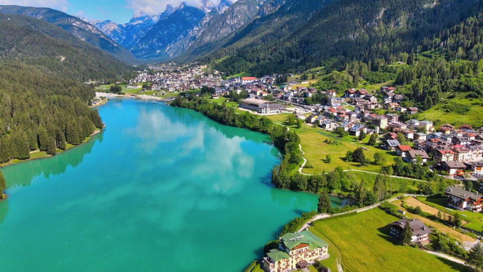 Lago di Santa Caterina mit der Stadt Auronzo, umgeben von den Gipfeln der traumhaften Dolomiten.
