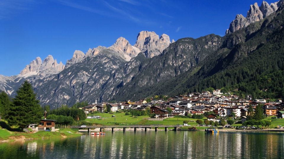 Auronzo di Cadore liegt am türkisblauen See und begeistert mit einem traumhaften Panorama vor den Dolomiten.