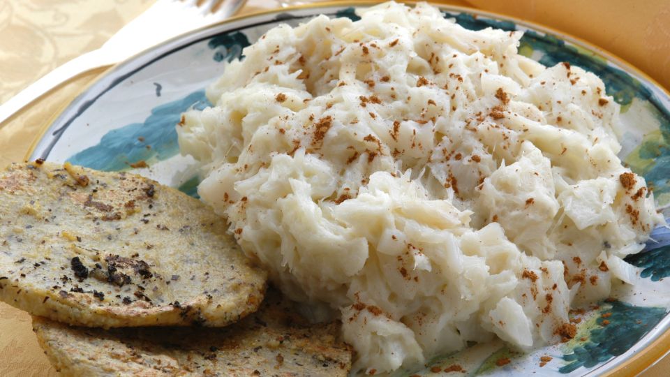 Baccalà alla vicentina ist ein cremiges Stockfischgericht aus Vicenza, langsam gegart mit Milch, Zwiebeln und Sardellen.