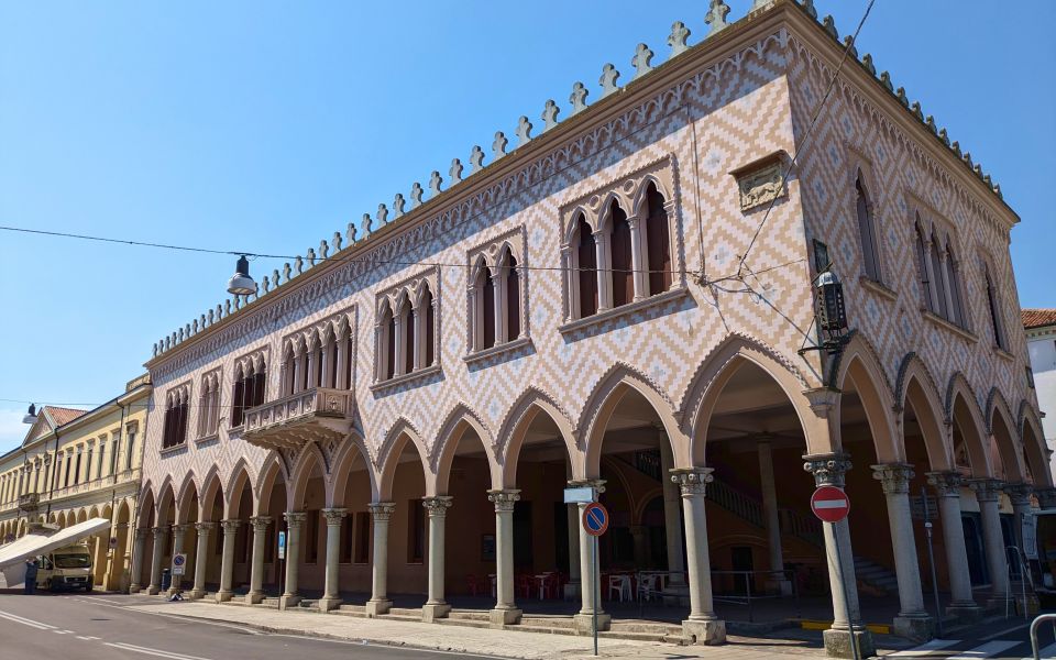 Elegante venezianische Baukunst schmückt den Platz Guglielmo Marconi in Badia Polesine.