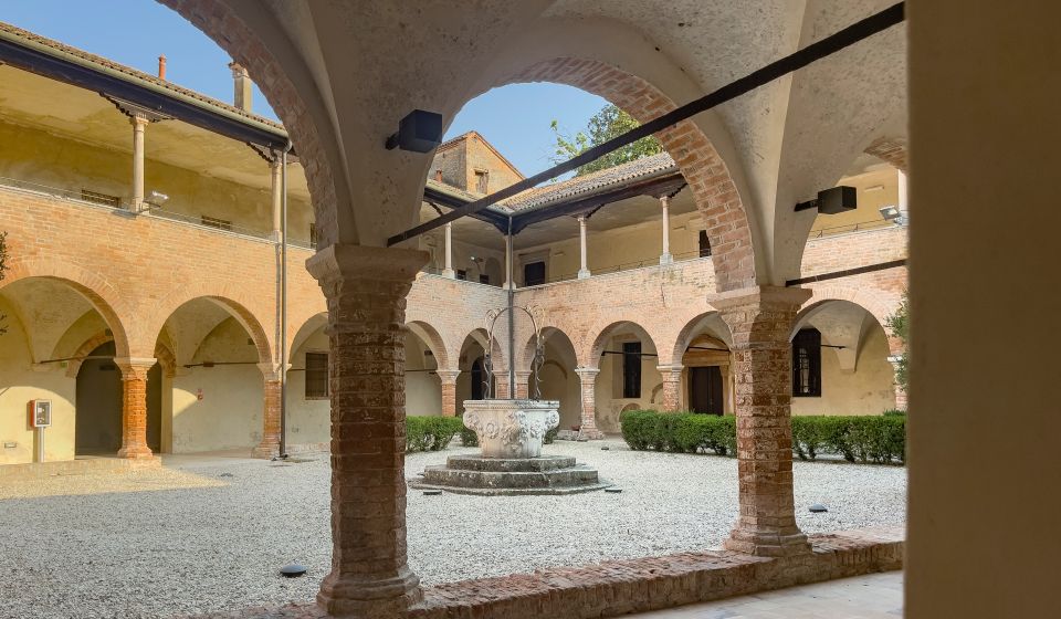 Im stillen Kreuzgang der Abbazia della Vangadizza spürt man den Hauch vergangener Jahrhunderte und tiefer Andacht.