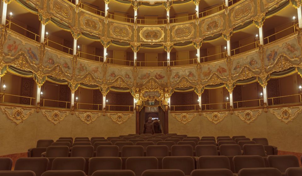 Im Teatro Sociale Eugenio Balzan verbindet sich klassisches Flair mit lebendiger Kultur – ein Juwel der Stadt Badia Polesine.