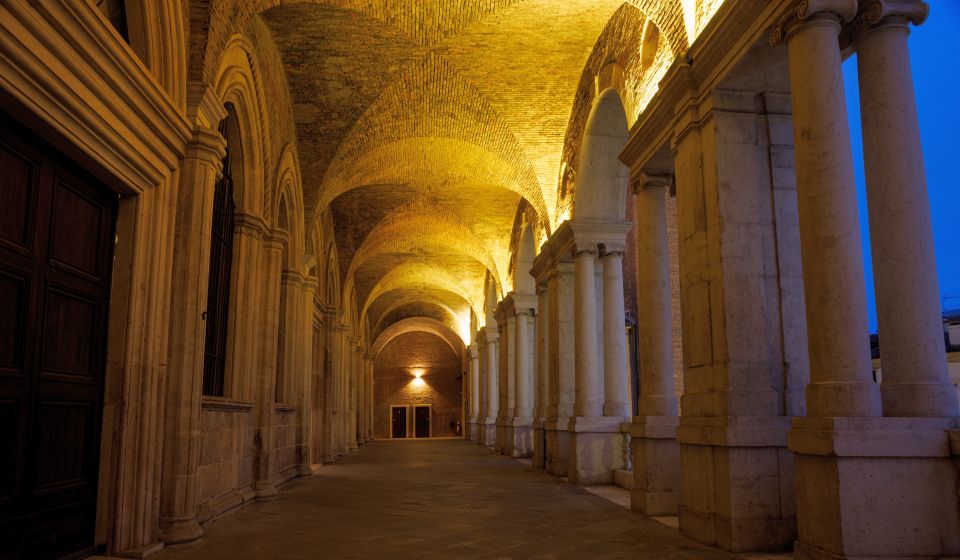 Die eleganten Rundbögen der Basilica Palladiana verleihen dem Bau Rhythmus, Leichtigkeit und zeitlose Renaissance-Harmonie.