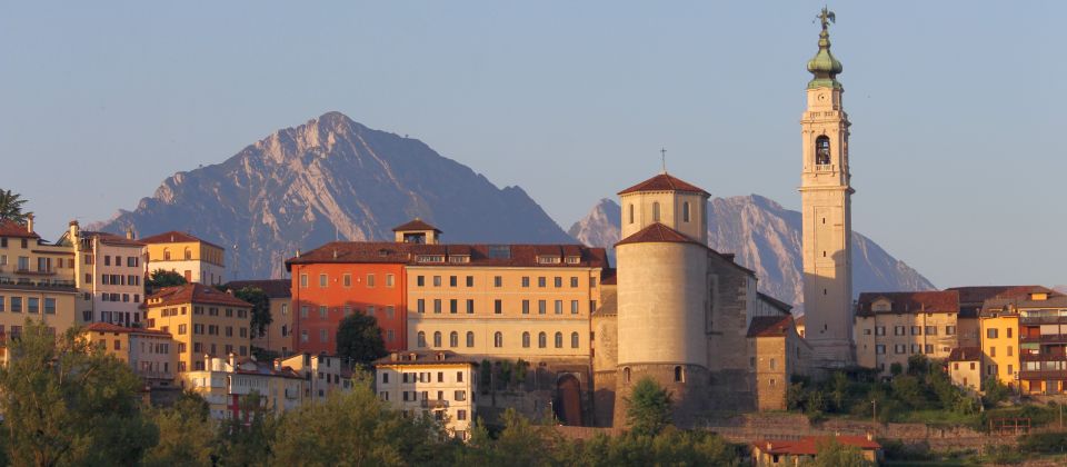 Von weitem erscheint die Stadt Belluno wie eine steinerne Krone auf einem sonnigen Plateau zwischen den Flüssen Piave und Ardo.