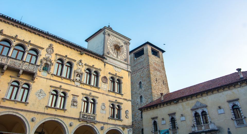 Blick von der Piazza del Duomo in Belluno auf das Rathaus und den markanten Uhrturm der Stadt.