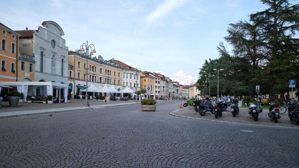 Die große Piazza dei Martiri mit ihren Häusern, Geschäften und der Kirche San Rocco im Stadtzentrum.