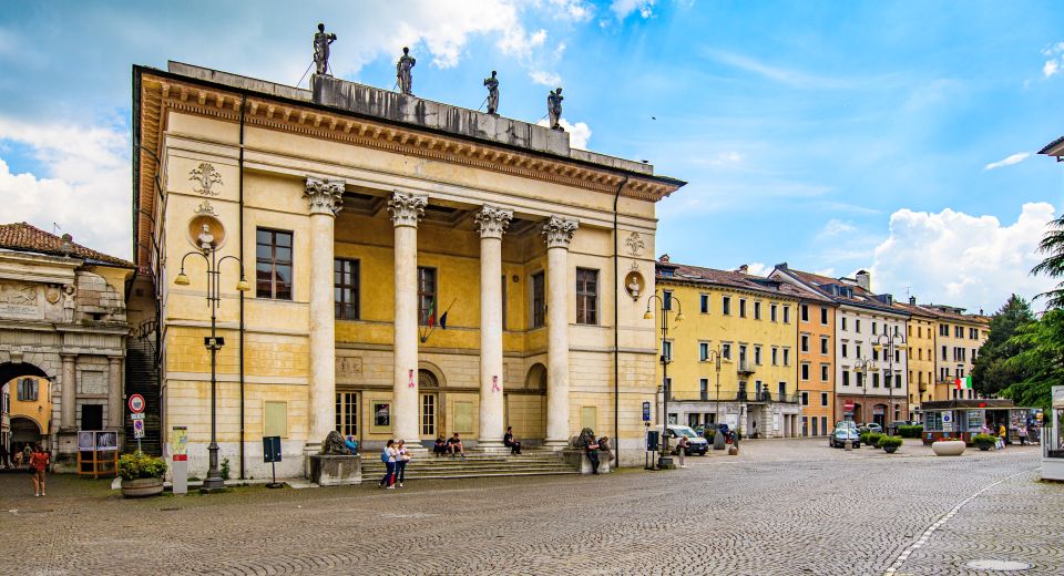 Das Teatro Dino Buzzati ist ein modernes Kulturhaus, das nach dem berühmten Schriftsteller benannt wurde.