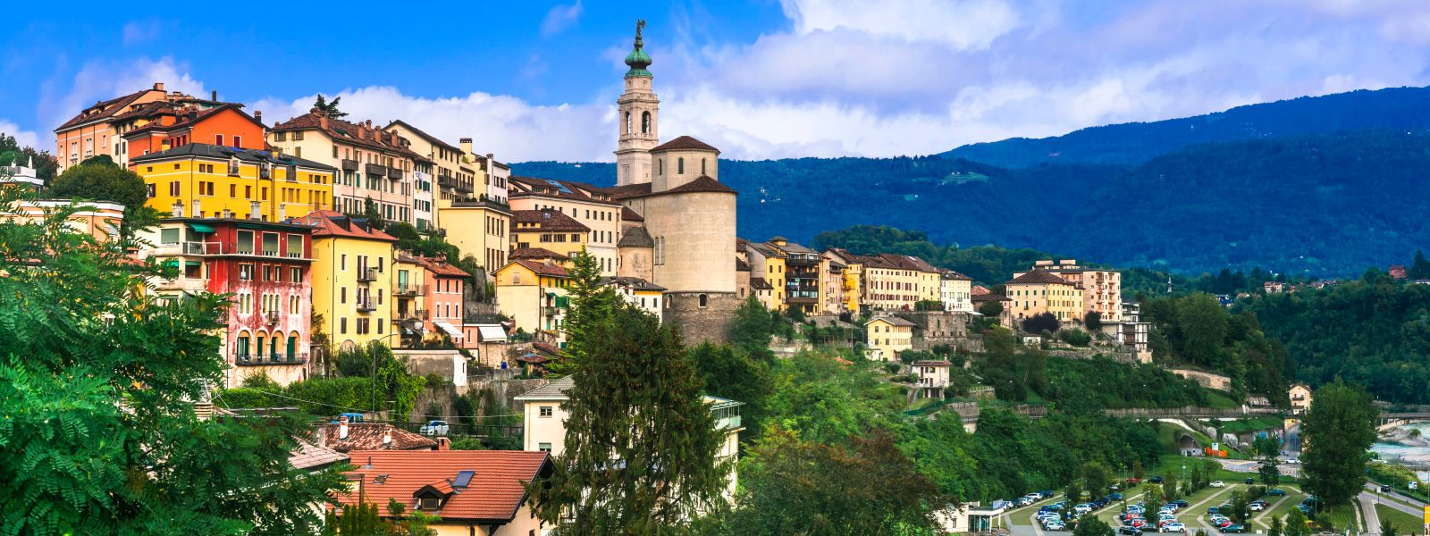 Belluno liegt zwischen den Dolomiten und der venezianischen Ebene und vereint Natur, Kultur und Geschichte.