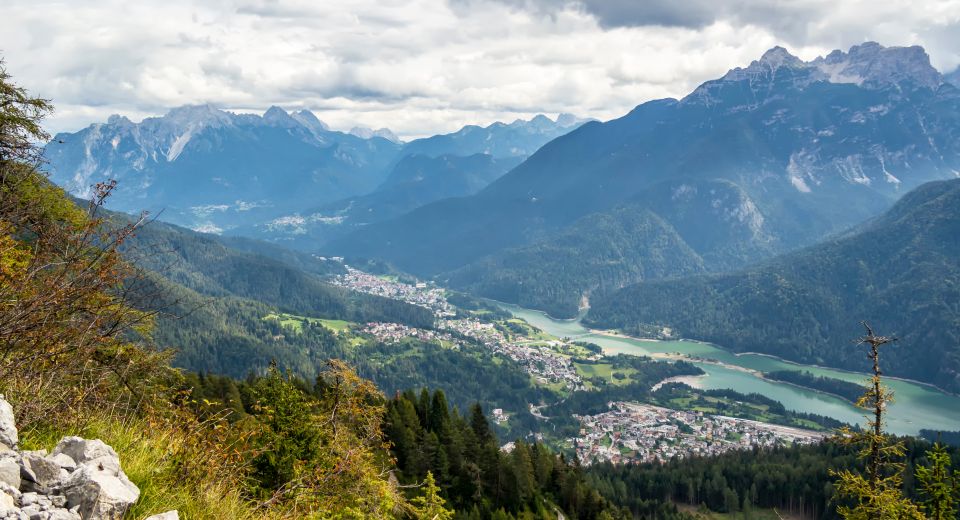 Blick auf Calalzo di Cadore, eingebettet zwischen den Gipfeln der Marmarole-Gruppe und dem Lago di Cadore.
