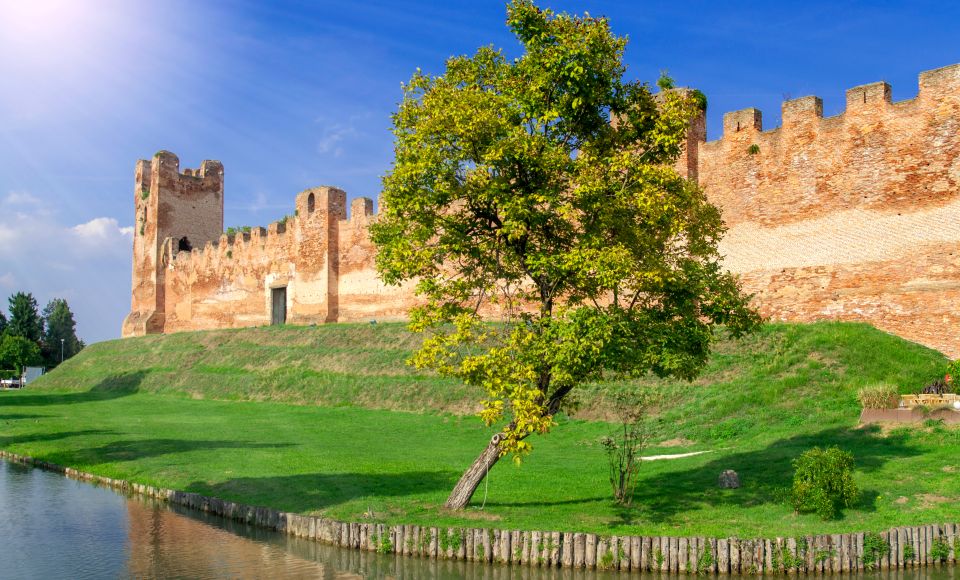 Die mächtige Stadtmauer von Castelfranco Veneto mit Türmen und Graben bewahrt bis heute das mittelalterliche Herz der Stadt.