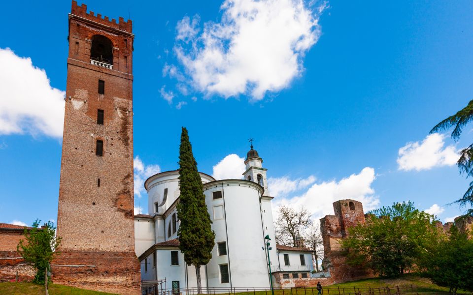 Der Blick auf den Torre in Vicolo del Cristo und den Dom von Castelfranco Veneto verbindet mittelalterliche Kraft mit Eleganz.