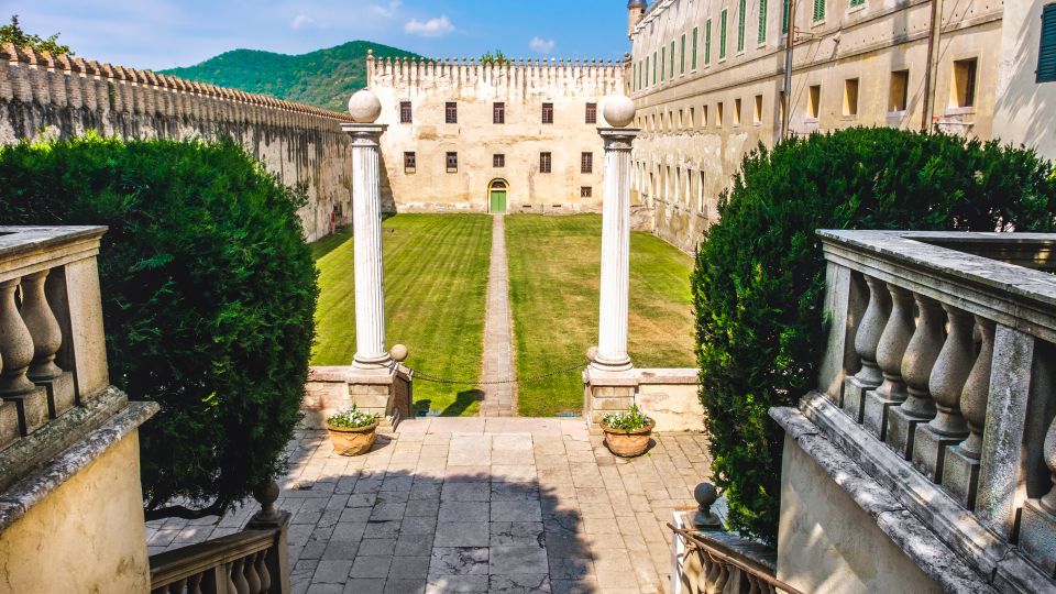 Der Innenhof des Castello del Catajo, der Cortile dei Giganti, beeindruckt mit Weite, Eleganz und Spuren glanzvoller Feste.