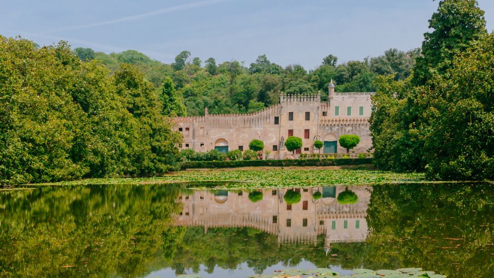 Der venezianische Patrizierpalast Castello del Catajo spiegelt sich im stillen Wasser des Gartenteichs.