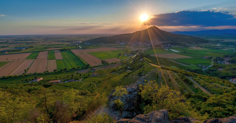 Ein Sonnenuntergang über Buso dei Briganti bei Cinto Euganeo in der Provinz Padua.