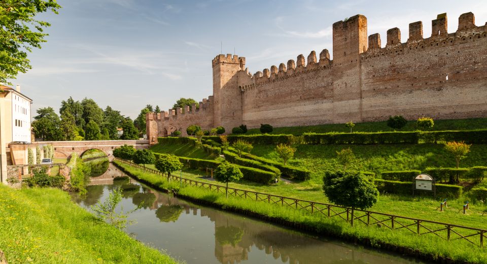 Die mächtige Mauer von Cittadella mit ihrem umlaufenden Wassergraben zeugt von mittelalterlicher Wehrkunst und Harmonie.
