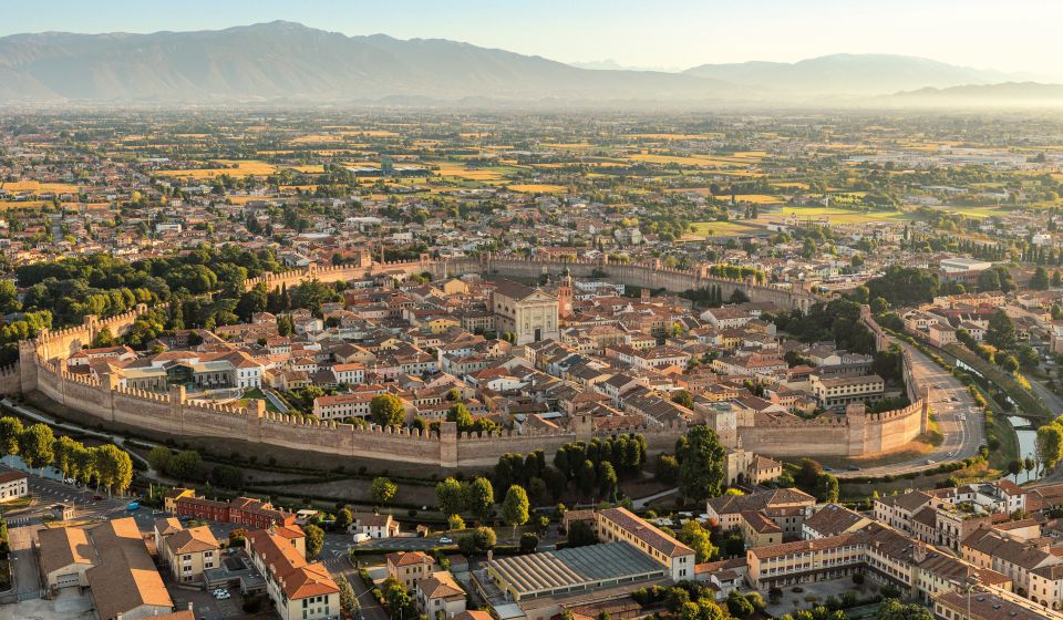 Cittadella liegt in der venezianischen Ebene und zeigt mit ihrem elliptischen Grundriss ein Meisterwerk mittelalterlicher Planung.
