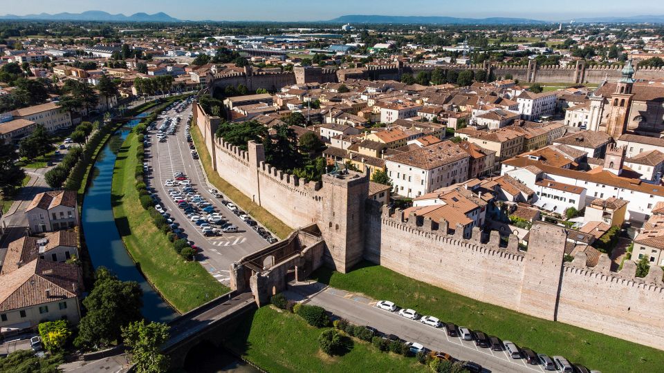 Auf der Osthälfte der Stadt befinden sich direkt am Stadtrand hinter der Mauer zahlreiche Parkplätze.