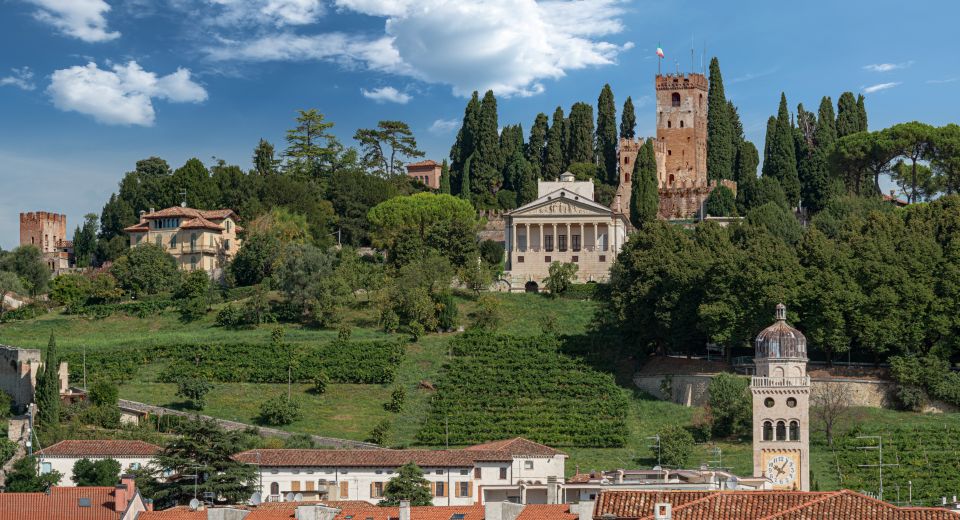 Das Castello di Conegliano thront auf einem Hügel über der Stadt und bietet einen weiten Blick auf Weinberge und Ebene.