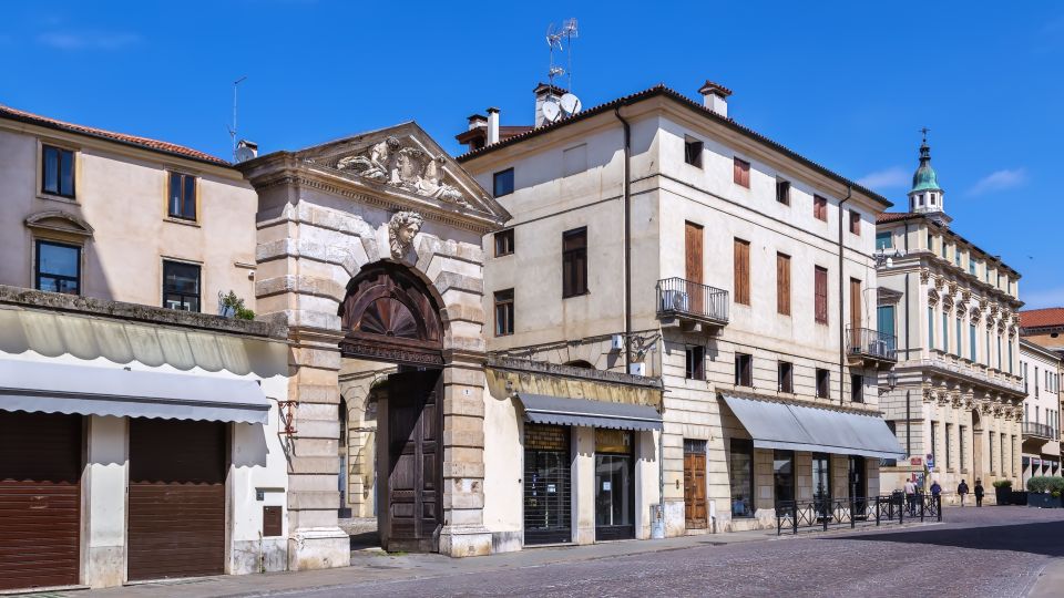 Der Corso Palladio ist Vicenzas elegante Hauptstraße, gesäumt von Palästen, Boutiquen und lebendiger italienischer Atmosphäre.