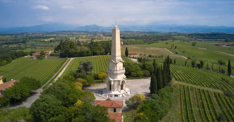 Das Ossario di Custoza, umgeben von Weinreben, erinnert eindrucksvoll an die Gefallenen der Schlachten von 1848 und 1866.